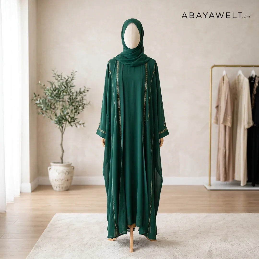 Grünes Abaya Set mit passendem Hijab auf einer Schaufensterpuppe
