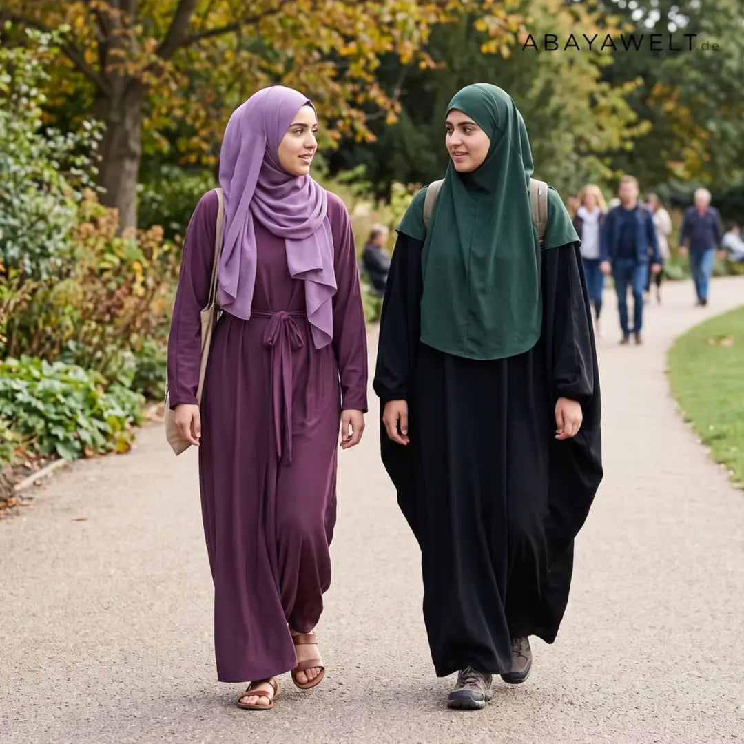 Abaya und Jilbab im Vergleich – zwei Frauen in bedeckter Kleidung