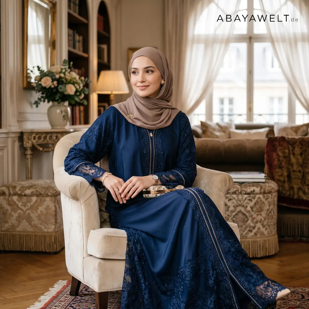 Frau in dunkelblauer Spitzen-Abaya mit eleganten Spitzendetails