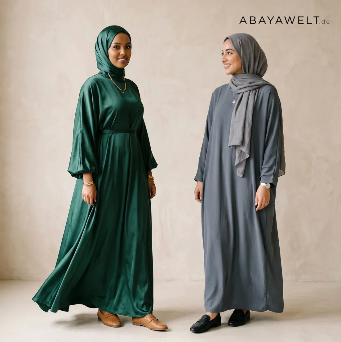 Zwei Frauen in grüner Satin-Abaya und grauer Nida-Abaya mit Hijab im Stoffvergleich