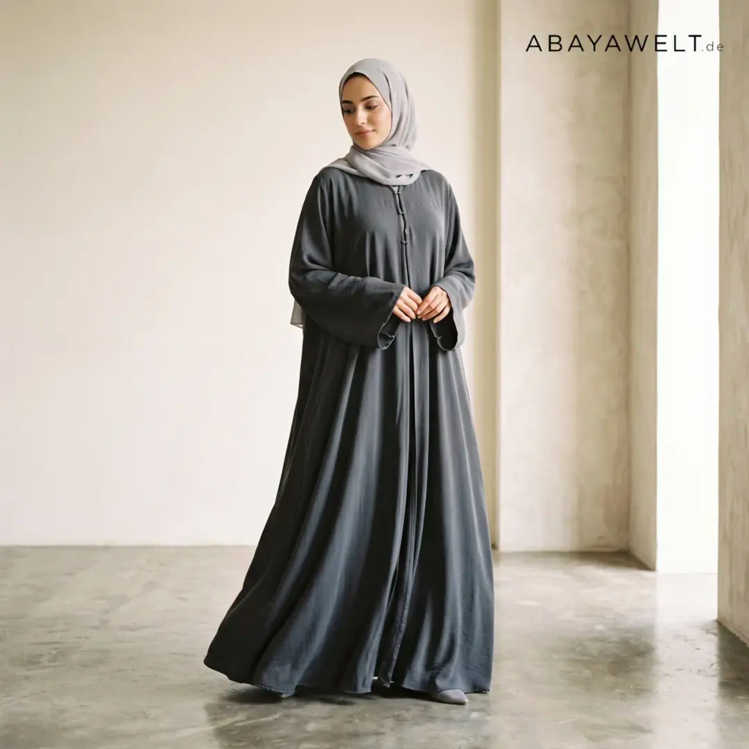 Bedeutung der Abaya – Frau in grauer Abaya mit Hijab