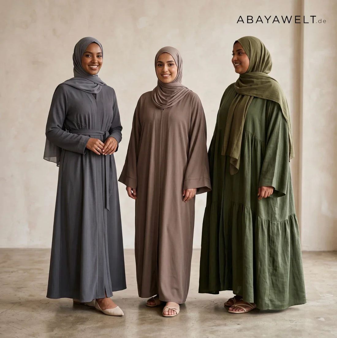 Drei Frauen in unterschiedlich geschnittenen Abayas in Grau, Taupe und Oliv