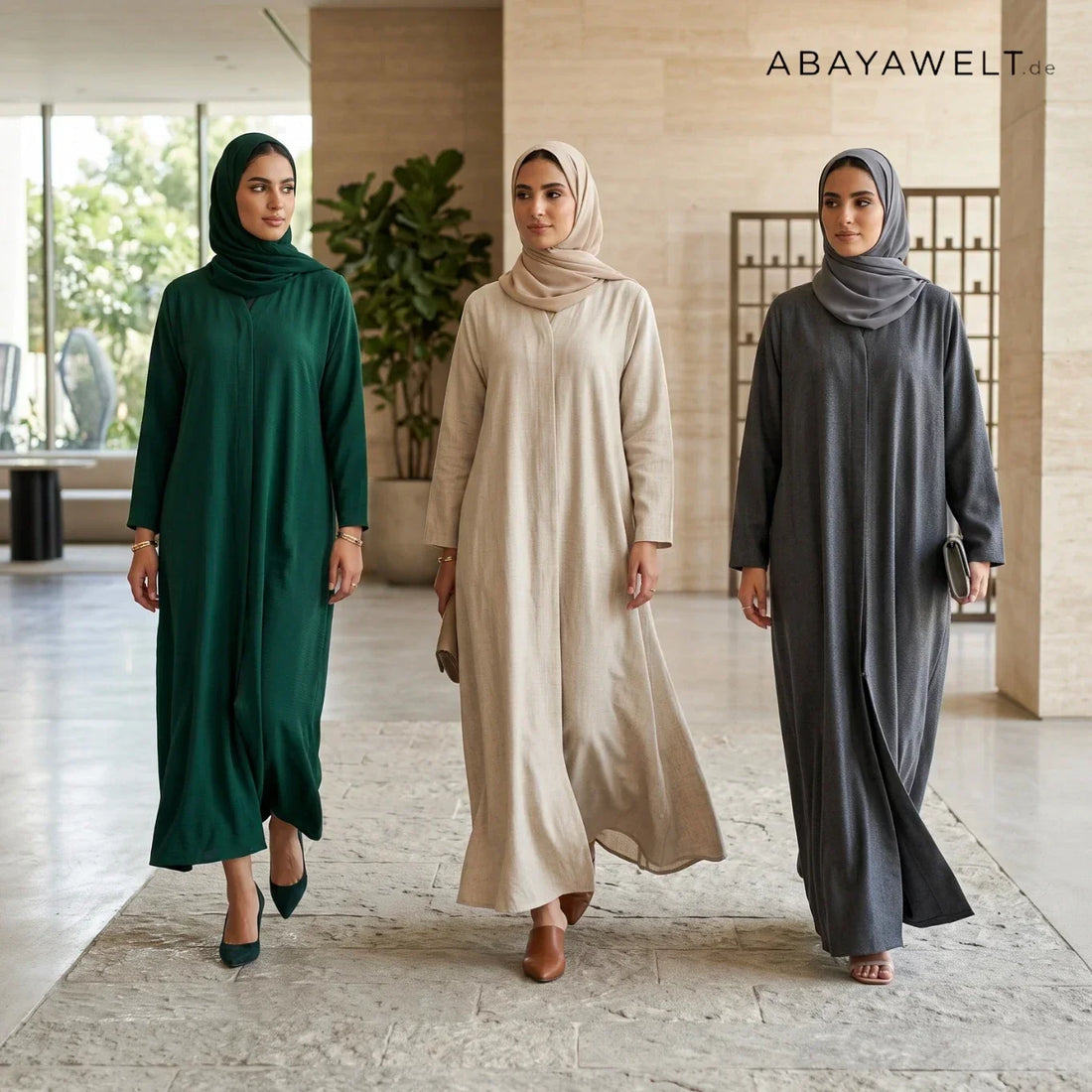 Drei Frauen in langen Abayas in Grün, Beige und Grau mit unterschiedlicher Saumlänge