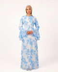 Amira Bloom Kleid in Blau – langes florales Kleid mit Volantärmeln
