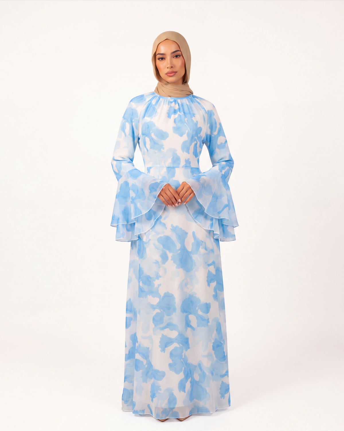 Amira Bloom Kleid in Blau – langes florales Kleid mit Volantärmeln