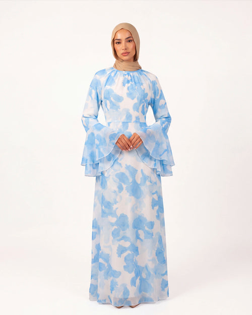Amira Bloom Kleid in Blau – langes florales Kleid mit Volantärmeln