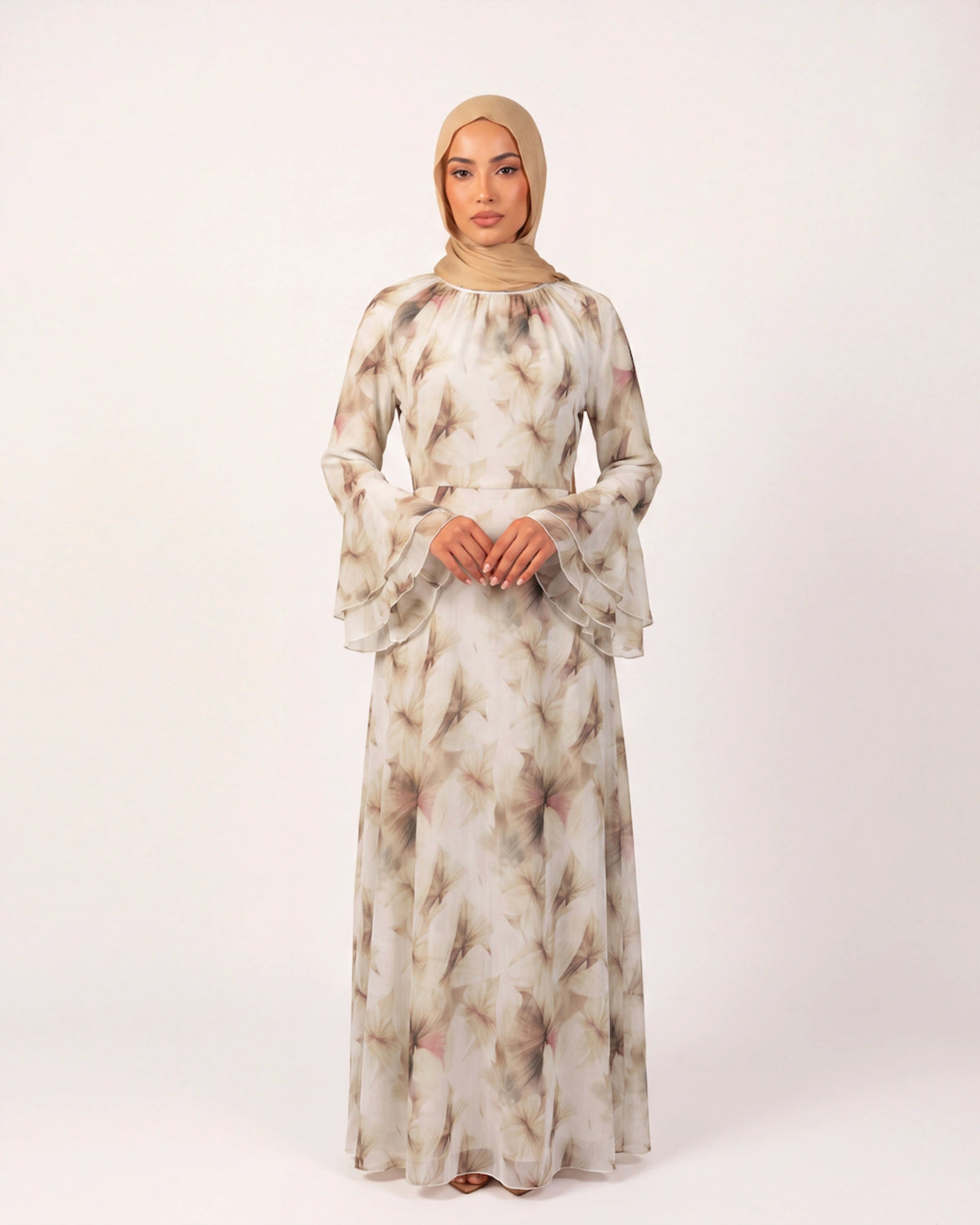 Amira Bloom Kleid in Grün – florales Maxikleid mit Volantärmeln