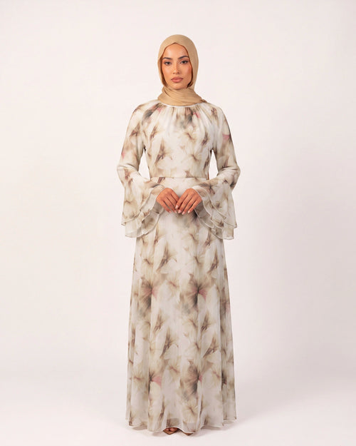 Amira Bloom Kleid in Grün – florales Maxikleid mit Volantärmeln