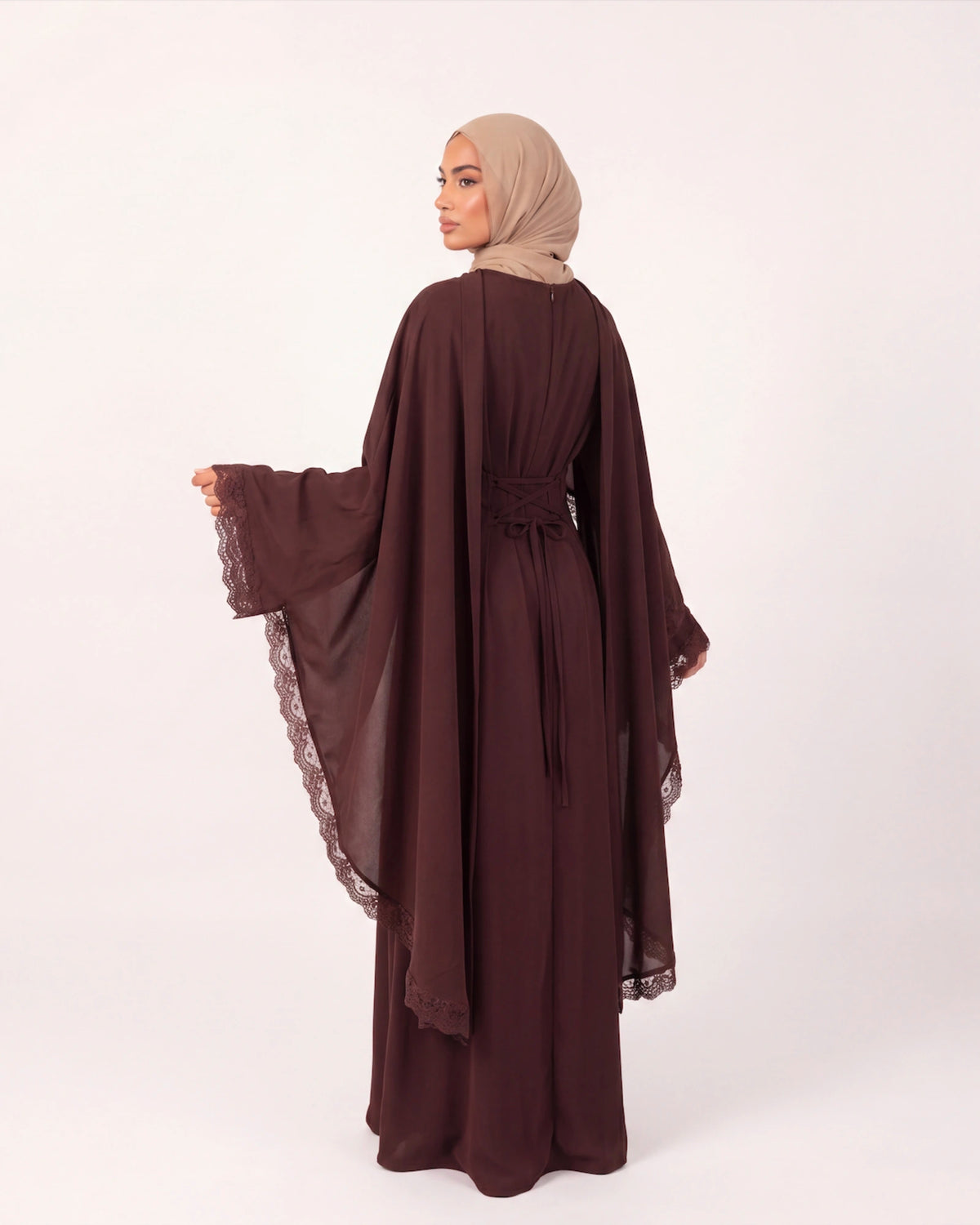 Amira Lace Abaya Set in Braun – Rückenansicht mit Cape und Spitzendetails