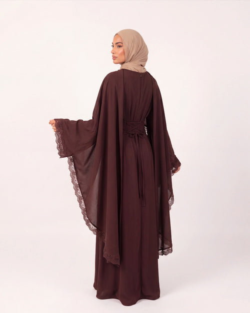 Amira Lace Abaya Set in Braun – Rückenansicht mit Cape und Spitzendetails