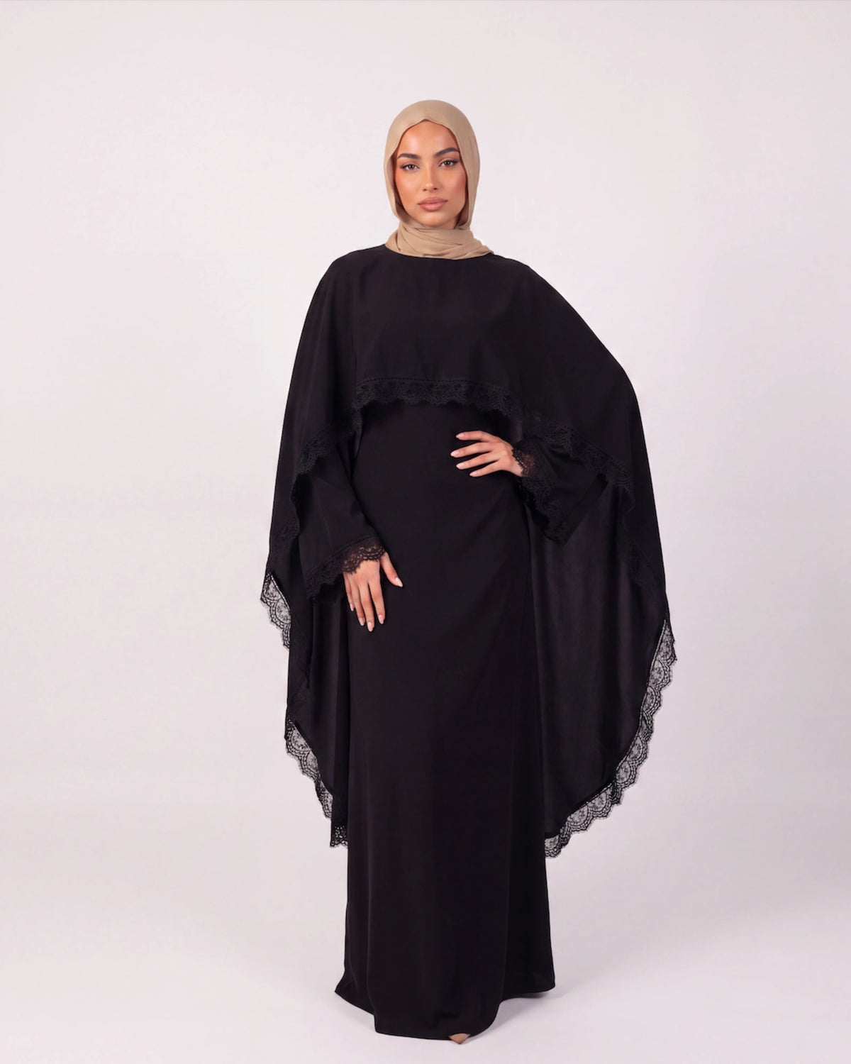 Amira Lace Abaya Set in Schwarz – lange Abaya mit Spitzen-Cape