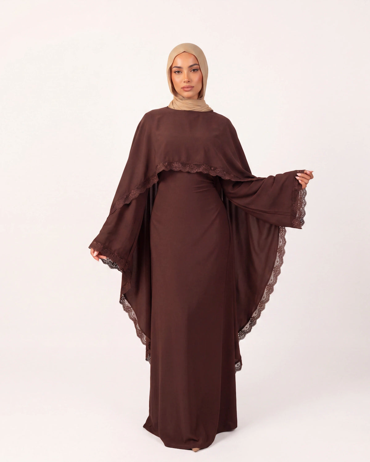 Amira Lace Abaya Set in Braun – Vorderansicht mit Spitzendetails