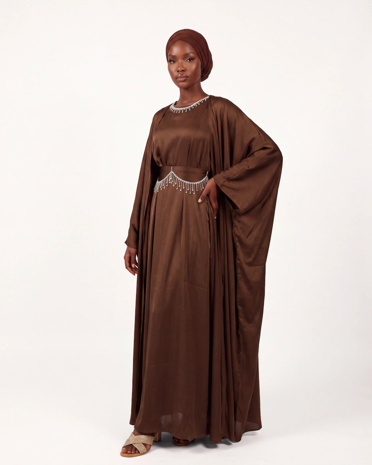 Ayla Chain Abaya in Braun – fließendes Abaya Set mit Kristalldetails