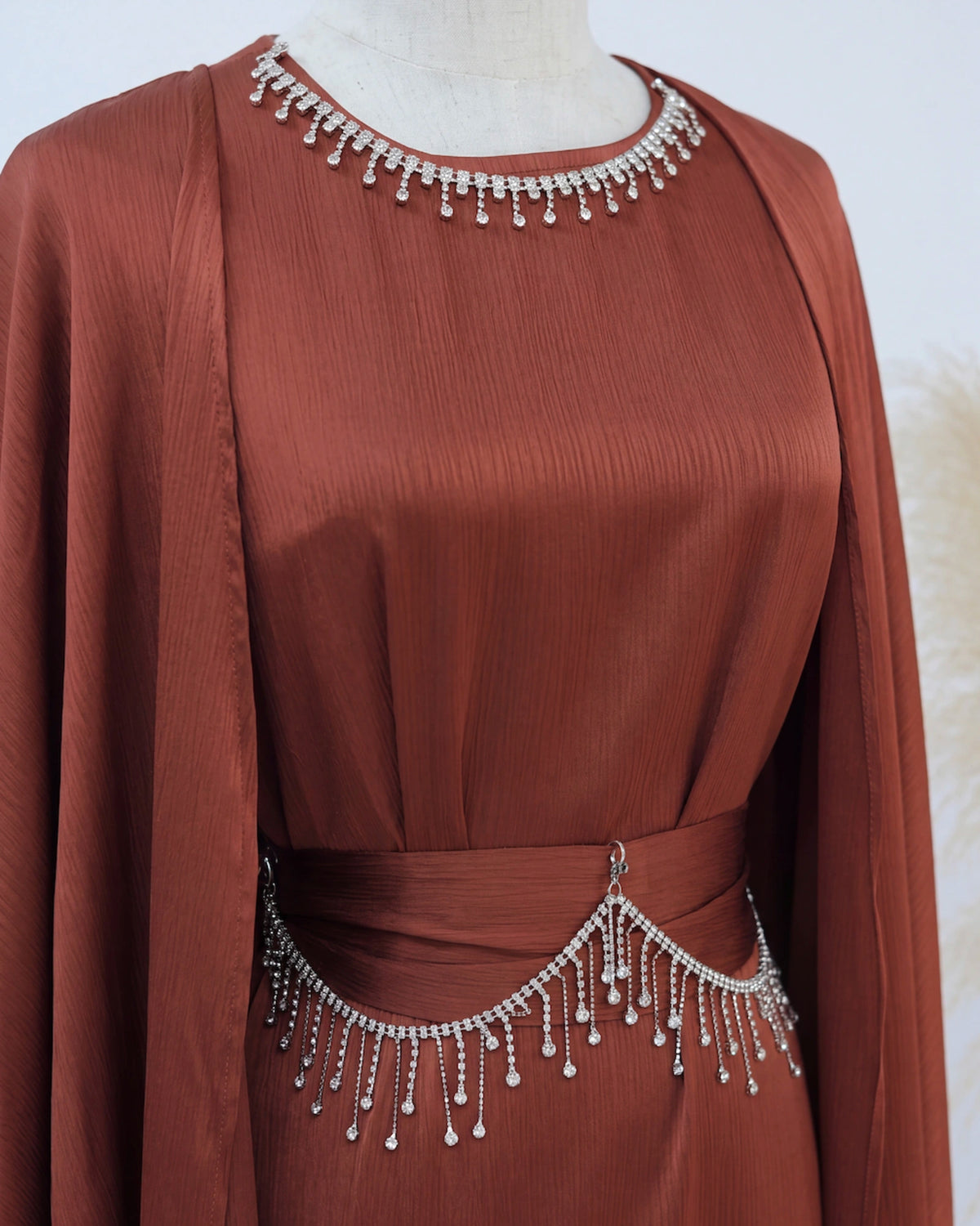 Ayla Chain Abaya – Detailansicht von Kristallbesatz an Ausschnitt und Taille