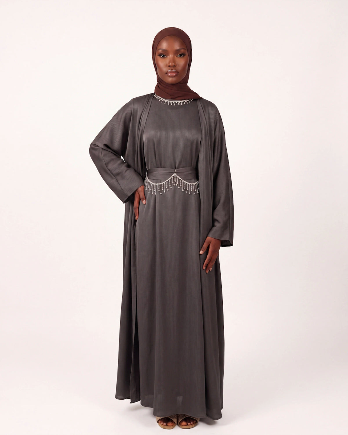 Ayla Chain Abaya in Grau – elegantes Abaya Set mit Kristallketten
