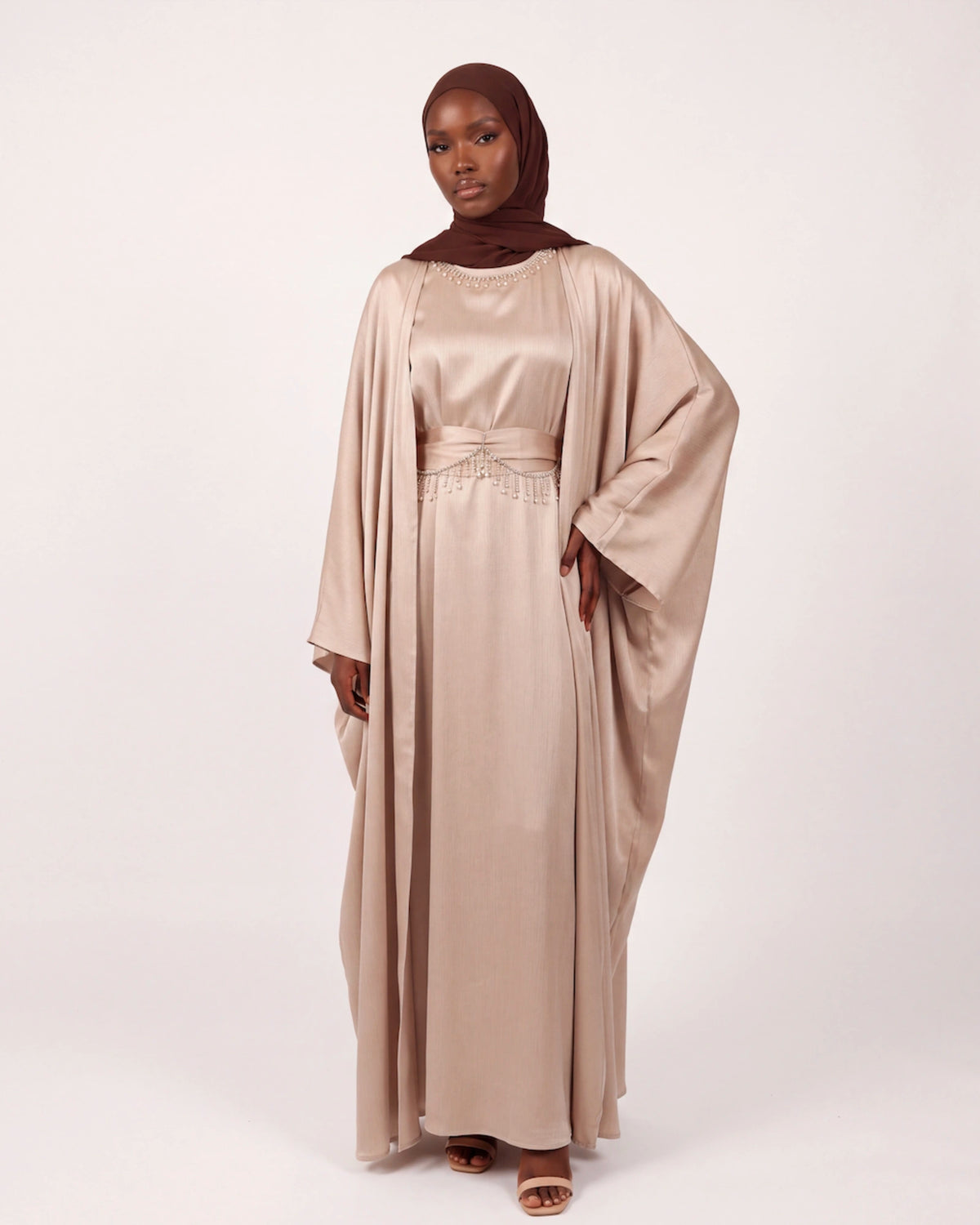 Ayla Chain Abaya in Beige – langes Abaya Set mit Kristalldetails
