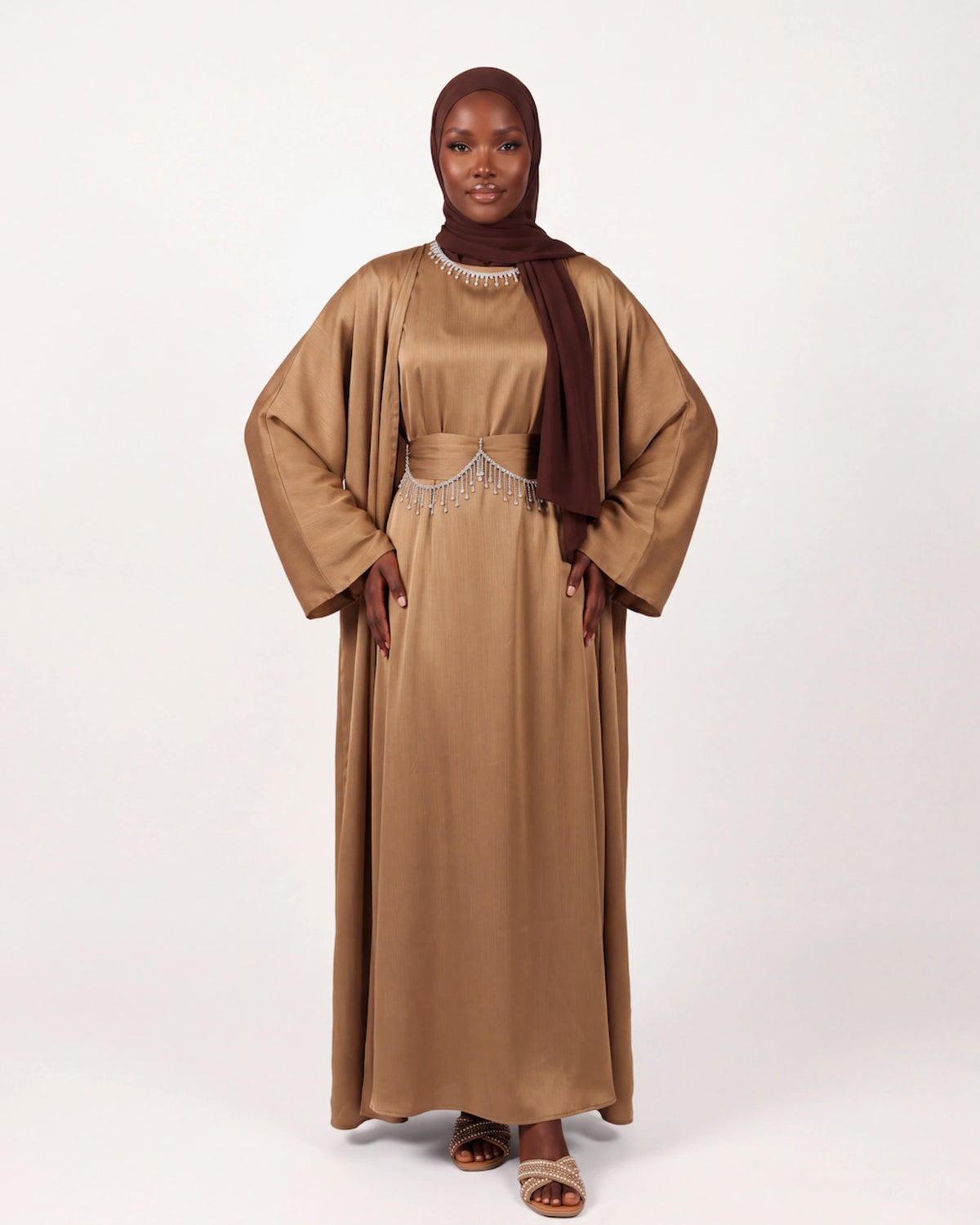 Ayla Chain Abaya in Mocha – elegantes Set mit Kristallketten