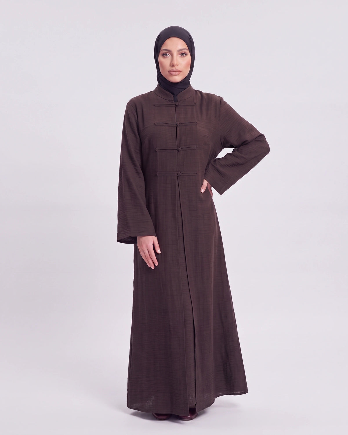 Ayla Textured Abaya Set in Braun – lange Abaya mit dekorativen Frontdetails