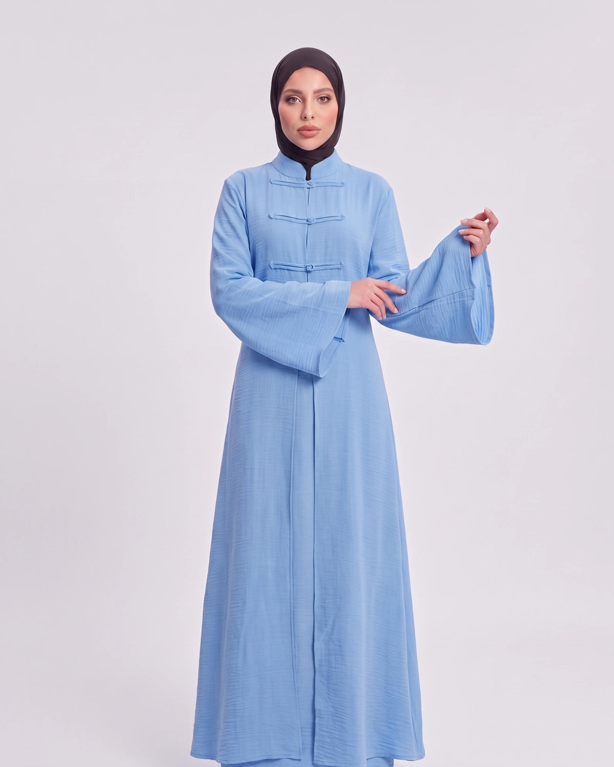 Ayla Textured Abaya Set in Blau – lange Abaya mit dekorativen Verschlussdetails