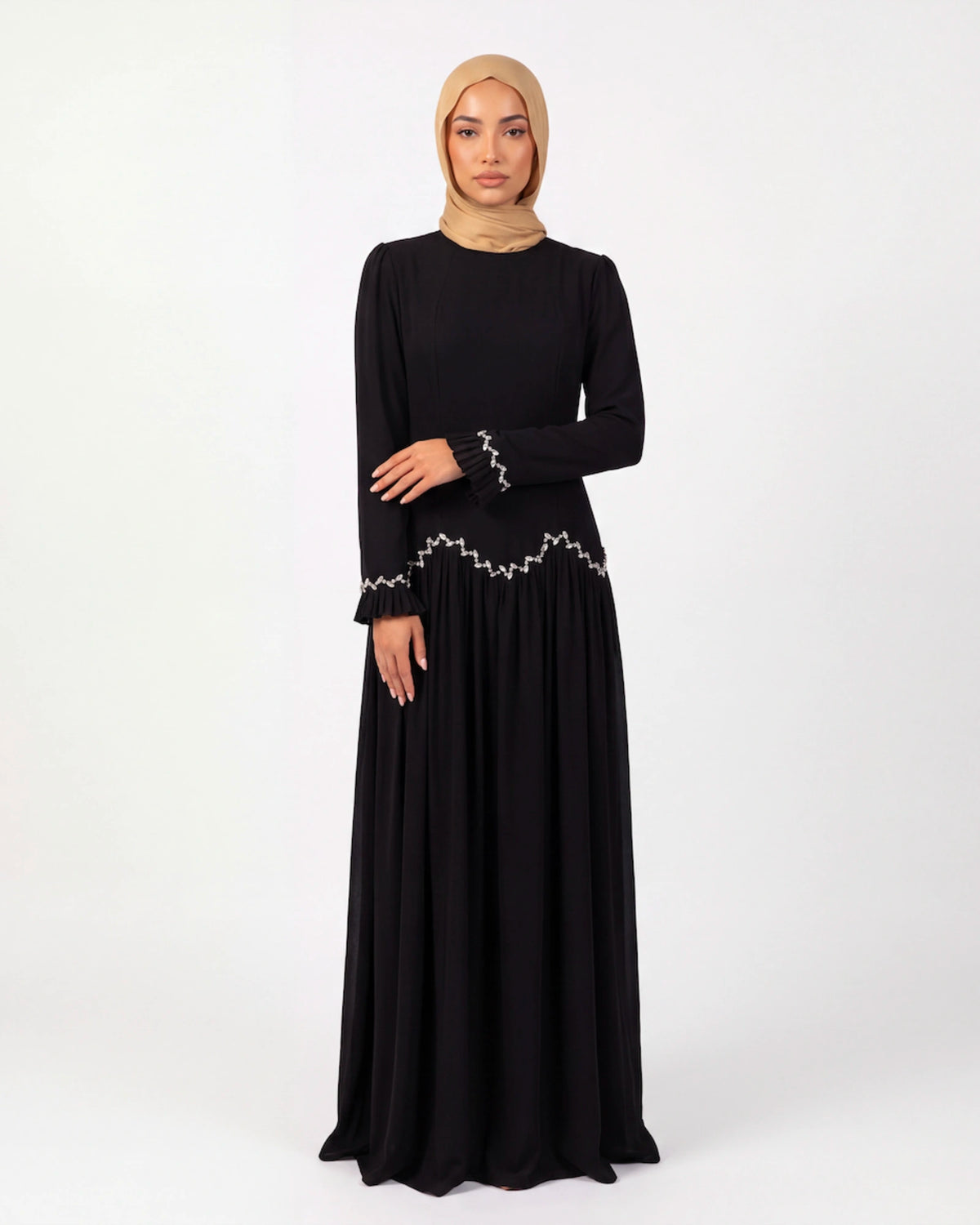 Layla Crystal Dress in Schwarz – langes festliches Kleid mit Kristalldetails