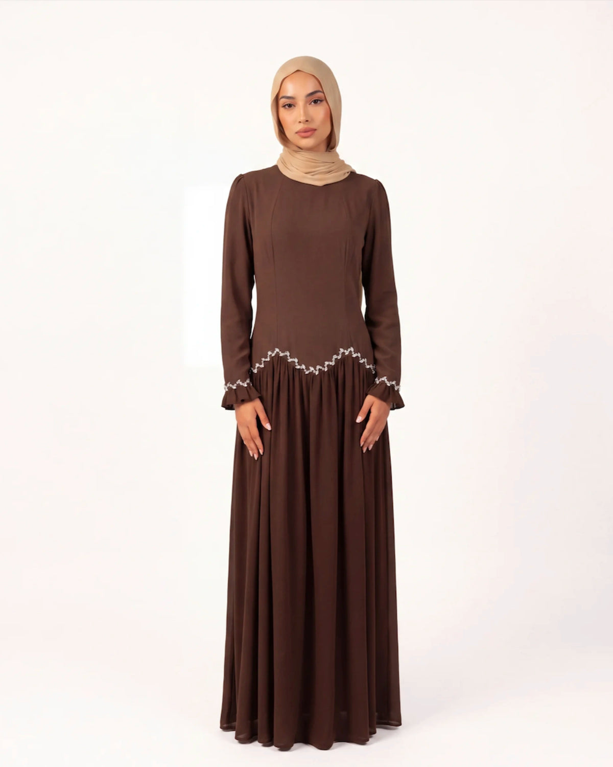 Layla Crystal Dress in Braun – langes Kleid mit feinen Kristalldetails