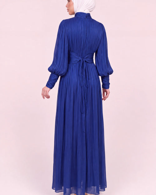 Liyana Draped Dress in Blau – langes drapiertes Kleid mit Bindegürtel
