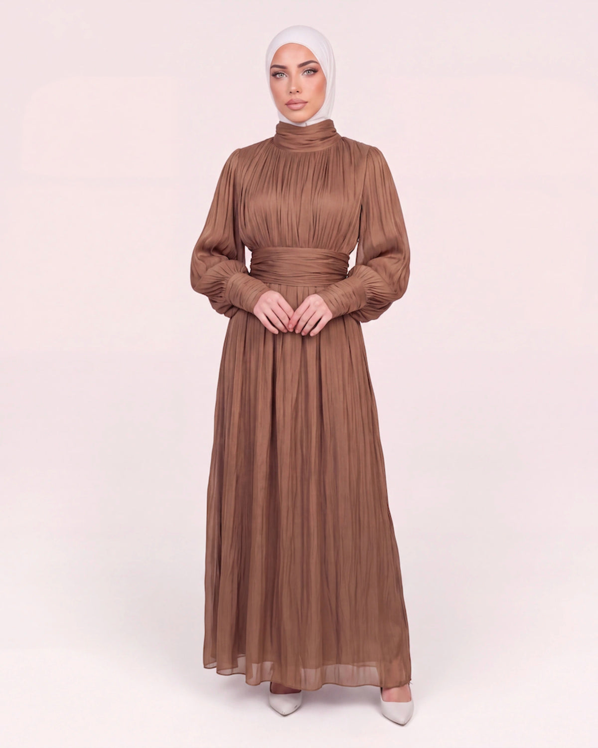 Liyana Draped Dress in Braun – elegantes Maxikleid mit drapierter Struktur