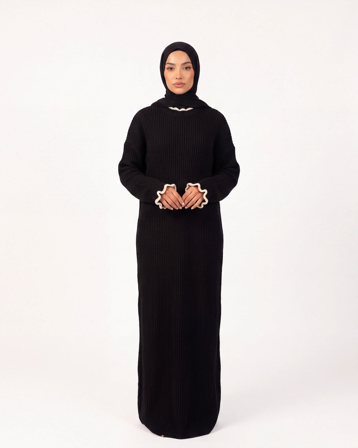 Mira Knit Dress in Schwarz – schlichtes langes Strickkleid mit weiten Ärmeln