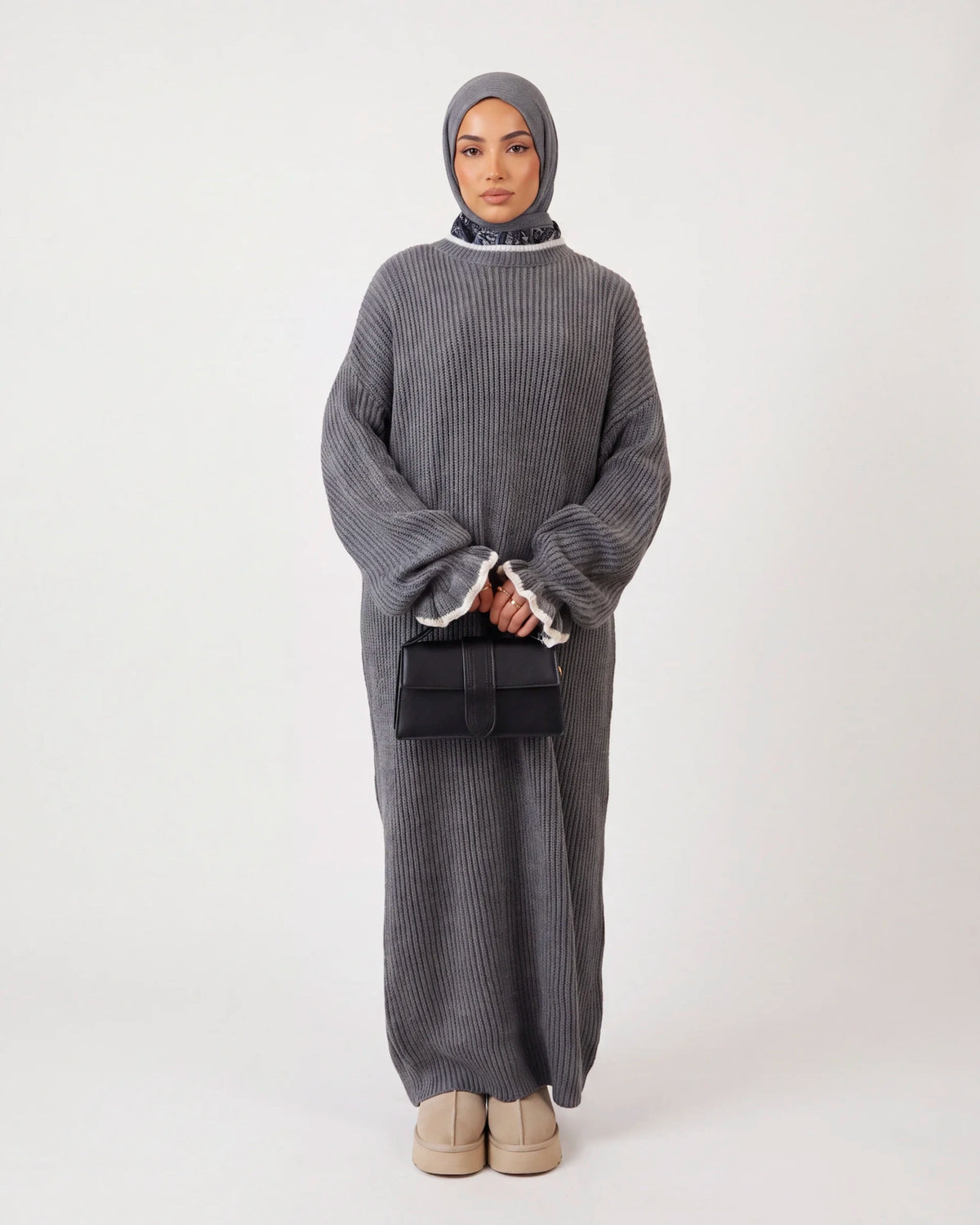 Mira Knit Dress in Grau – weiches langes Strickkleid mit minimalistischer Silhouette