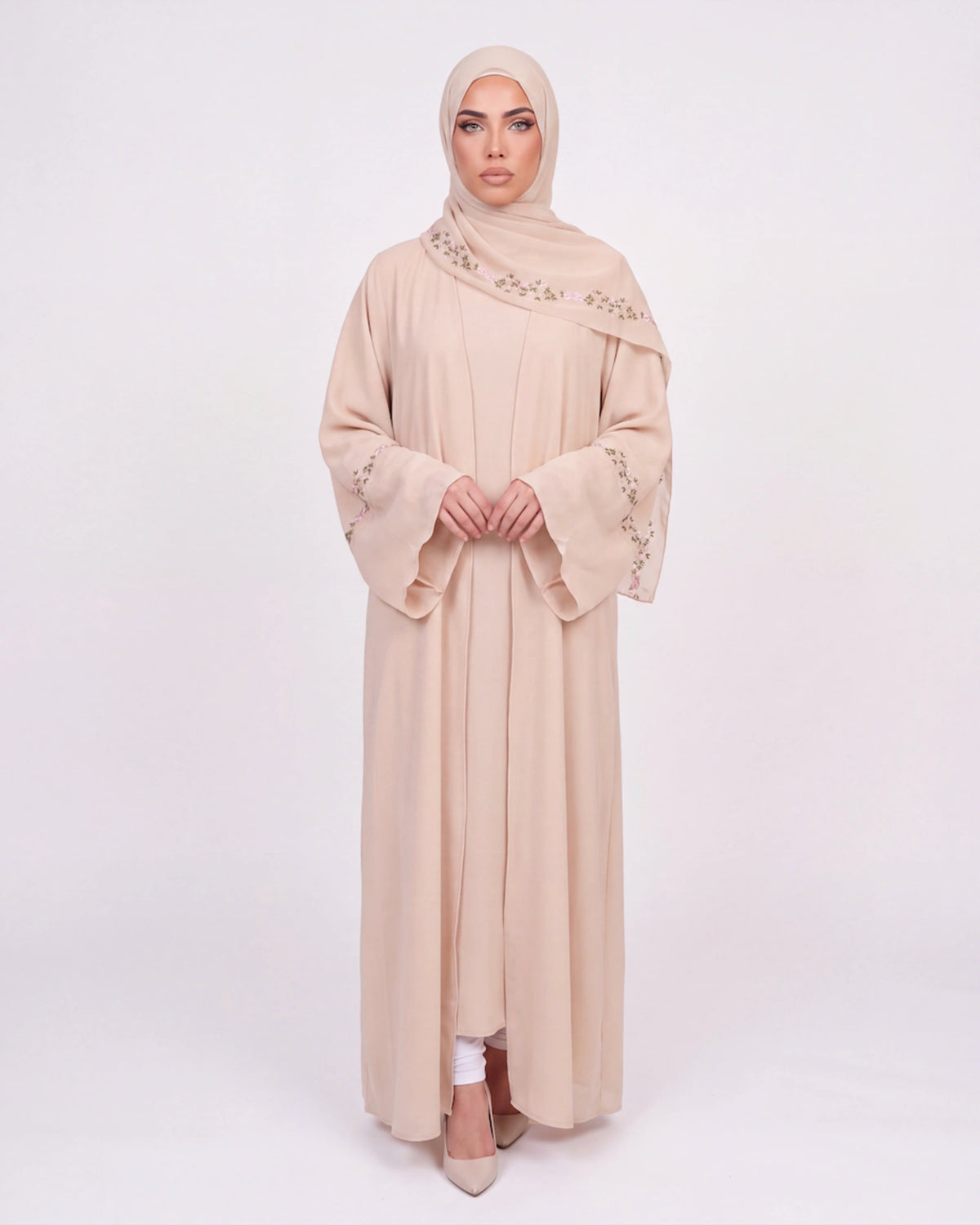 Noura Embroidered Abaya in Beige – offene Abaya mit feinen Stickereien und Kopftuch