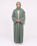 Noura Embroidered Abaya in Grün – fließende offene Abaya mit Stickereien an den Ärmeln