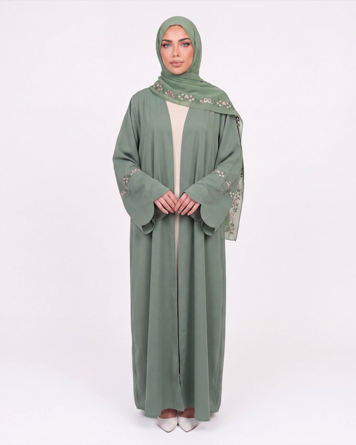 Noura Embroidered Abaya in Grün – fließende offene Abaya mit Stickereien an den Ärmeln