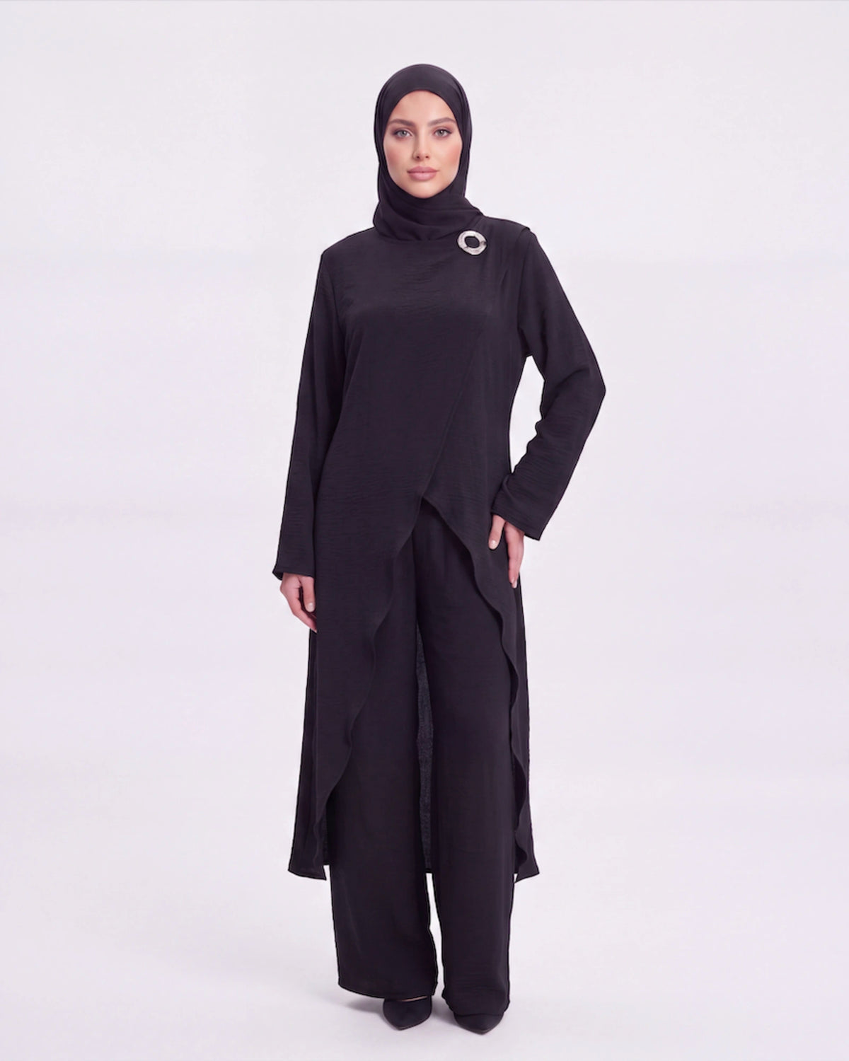 Noura Layered Set in Schwarz – elegantes 2-teiliges Set mit asymmetrischem Oberteil und weiter Hose