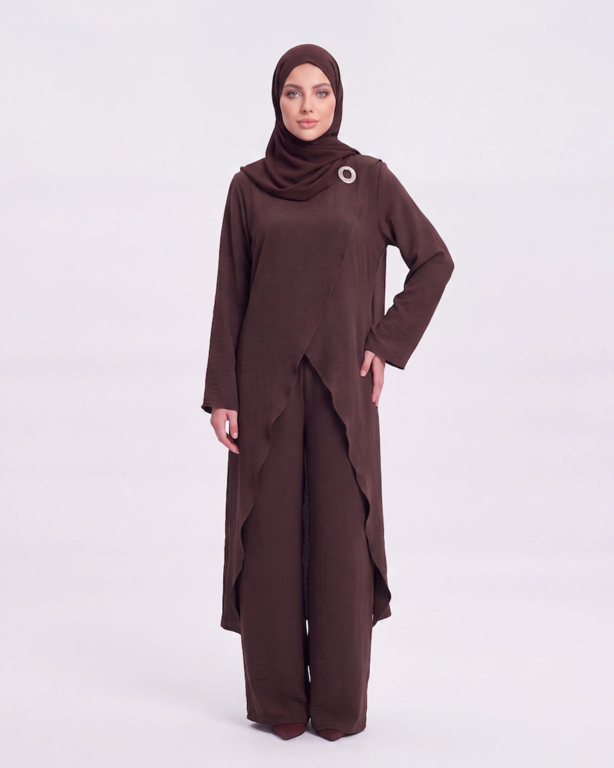 Noura Layered Set in Braun – 2-teiliges Set mit asymmetrischem Oberteil und weiter Hose