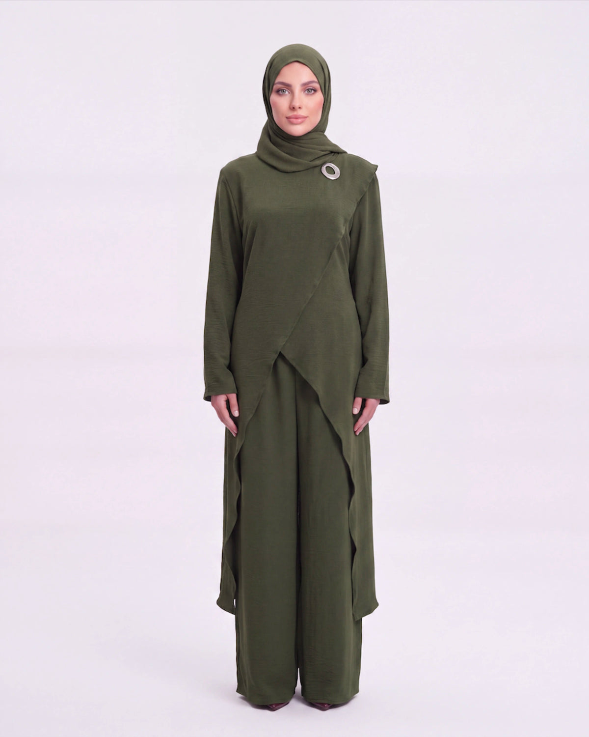 Noura Layered Set in Grün – 2-teiliges Set mit asymmetrischem Oberteil und weiter Hose