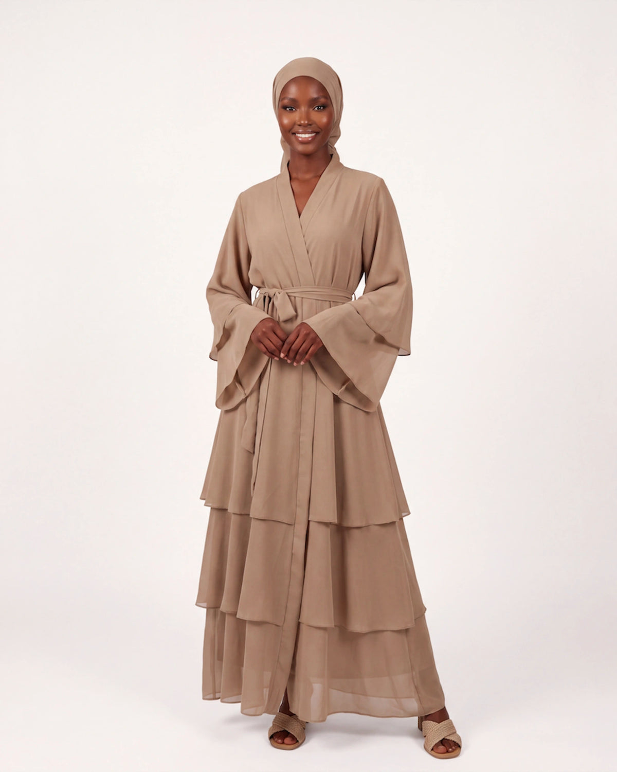 Noura Ruffle Set in Beige – langes Stufen-Abaya-Set mit Bindegürtel und Volantärmeln