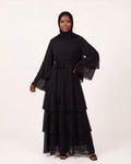 Noura Ruffle Set in Schwarz – elegantes langes Stufen-Abaya-Set mit Bindegürtel
