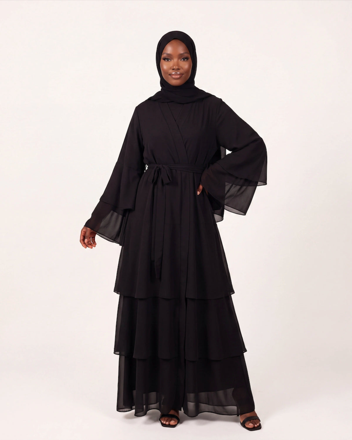 Noura Ruffle Set in Schwarz – elegantes langes Stufen-Abaya-Set mit Bindegürtel