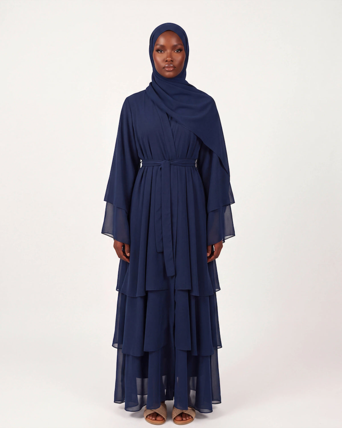 Noura Ruffle Set in Blau – langes Abaya-Set mit Volants und Bindegürtel