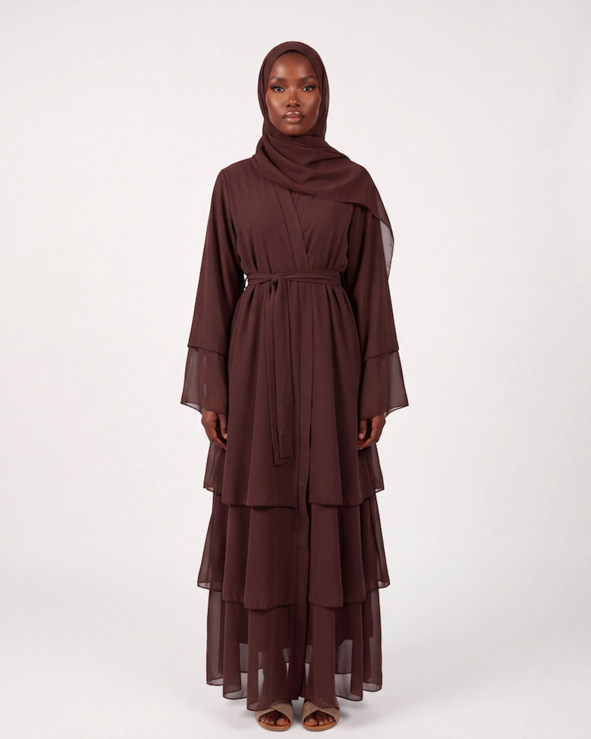 Noura Ruffle Set in Braun – elegantes Stufen-Abaya-Set mit fließenden Volants