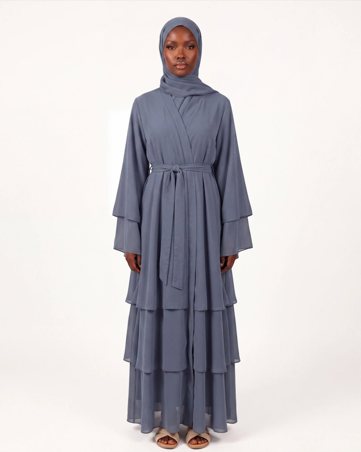 Noura Ruffle Set in Grau – langes Stufen-Abaya-Set mit Volantärmeln