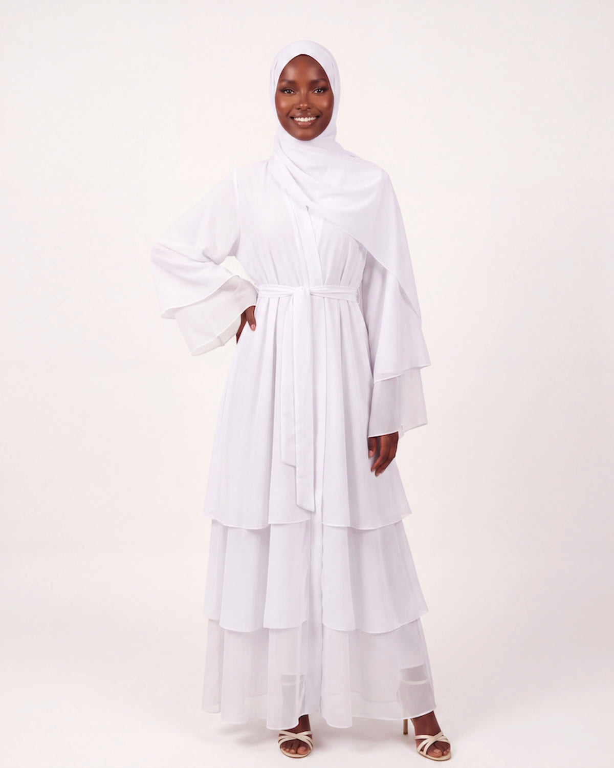Noura Ruffle Set in Weiß – elegantes langes Stufen-Abaya-Set mit Bindegürtel