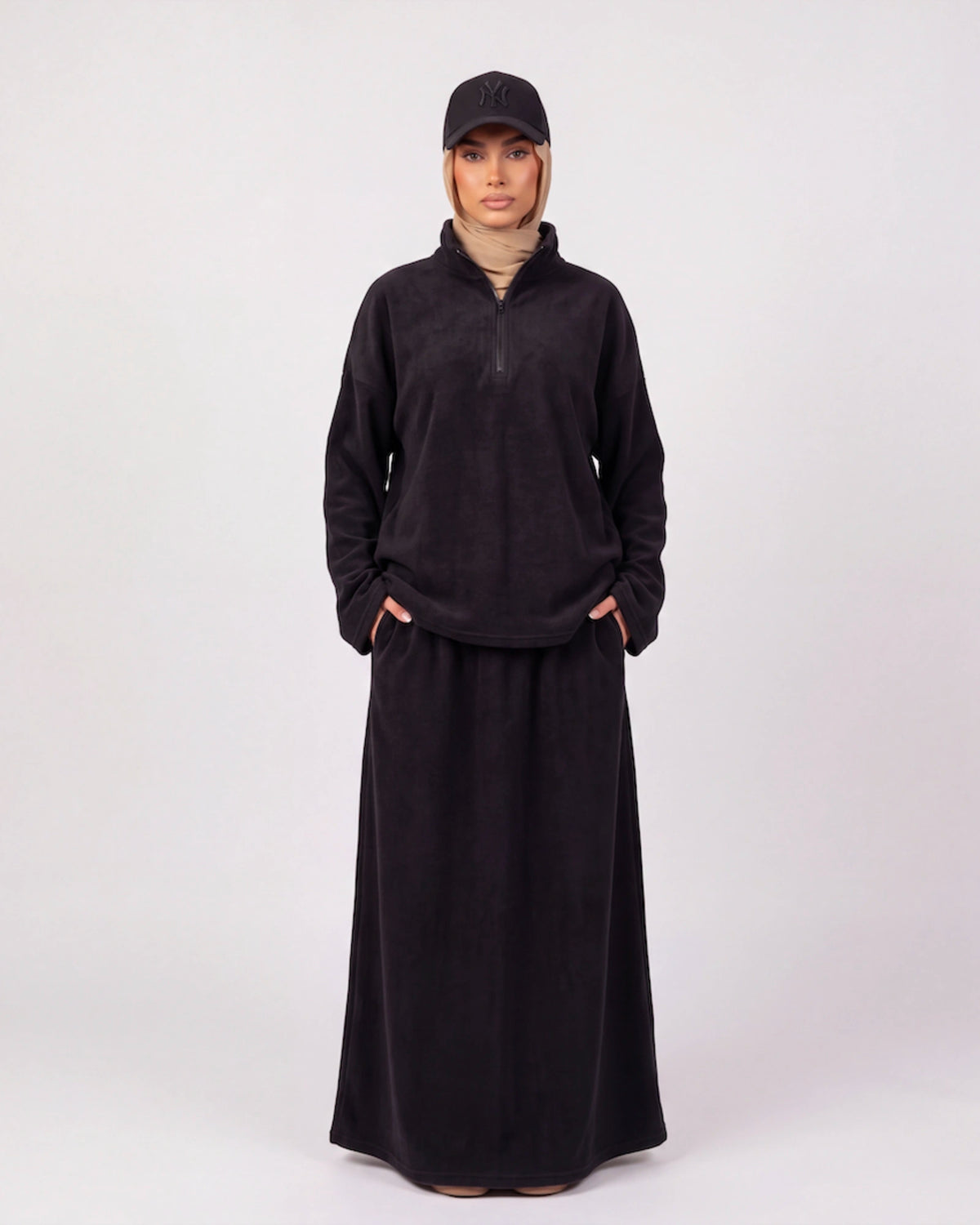 Noura Zip Set in Schwarz – bequemes 2-teiliges Modest Set mit Half-Zip Oberteil und langem Rock