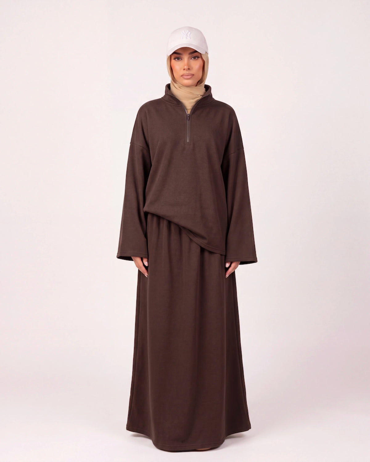 Noura Zip Set in Braun – bequemes 2-teiliges Set mit Half-Zip Oberteil und Maxirock