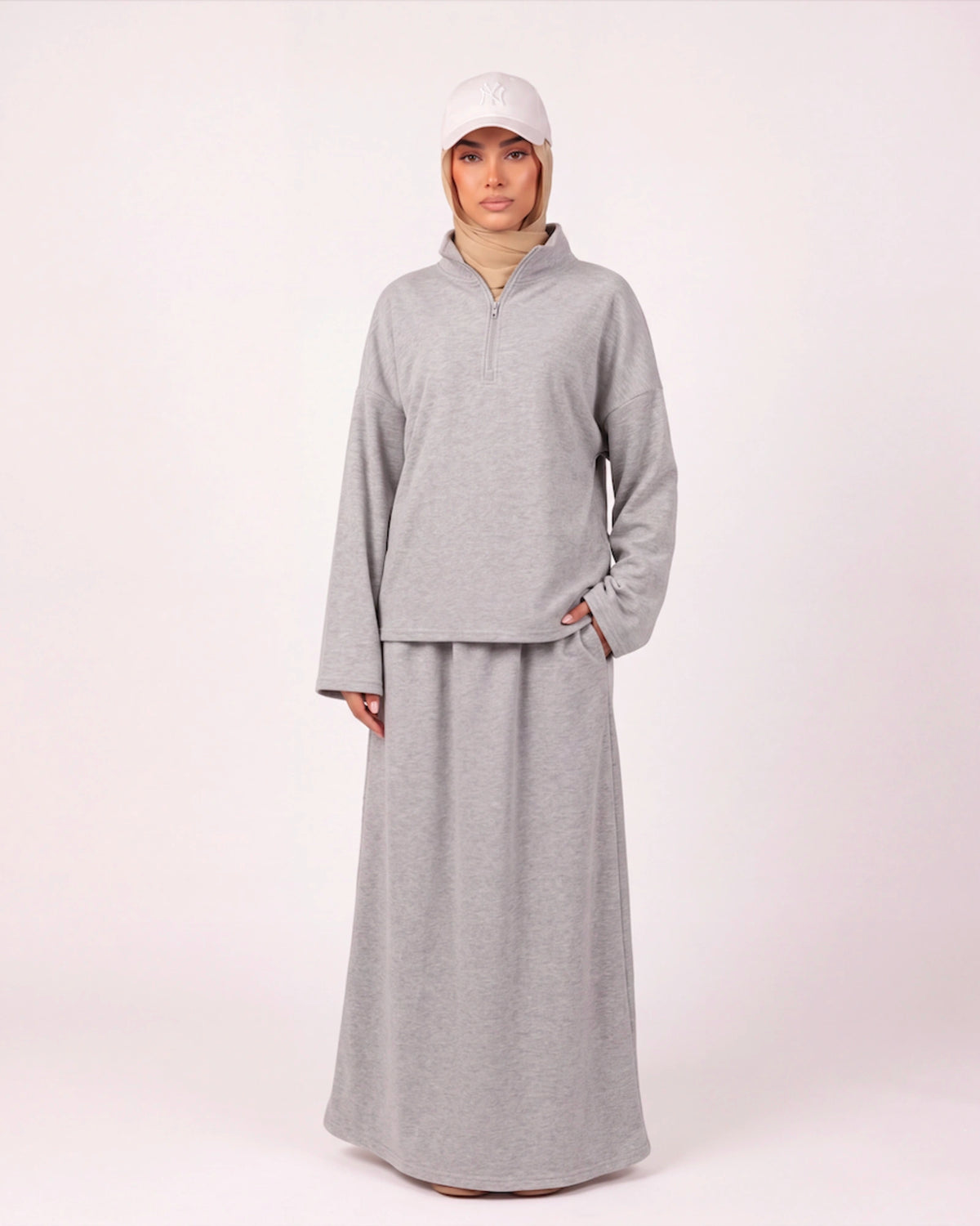 Noura Zip Set in Grau – bequemes 2-teiliges Modest Set mit Half-Zip Oberteil und langem Rock