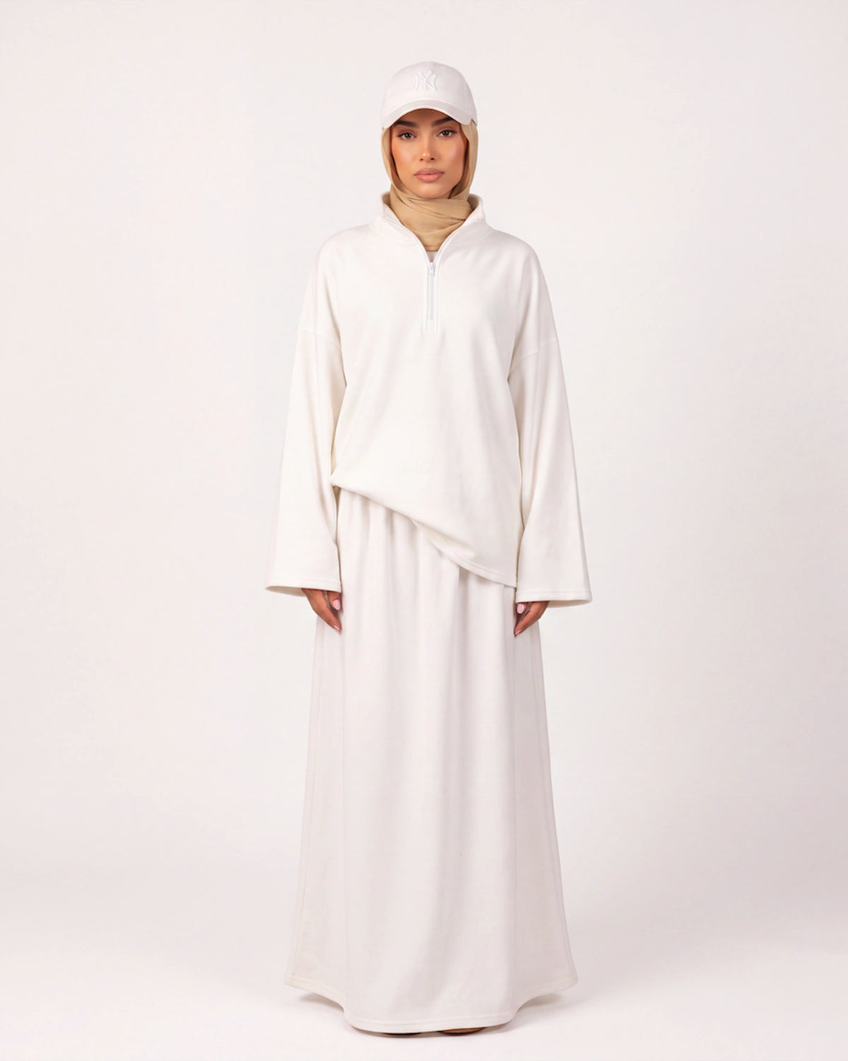 Noura Zip Set in Weiß – helles 2-teiliges Freizeit-Set mit Half-Zip Oberteil und Maxirock
