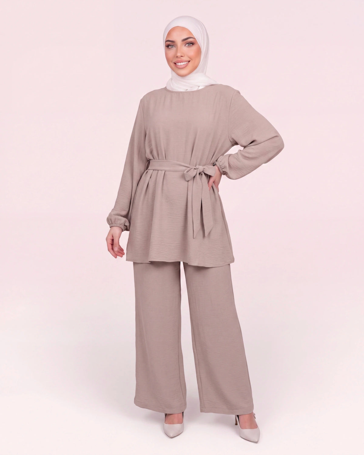 Safa Linen Set in Taupe – 2-teiliges Set mit Bindegürtel und weiter Hose