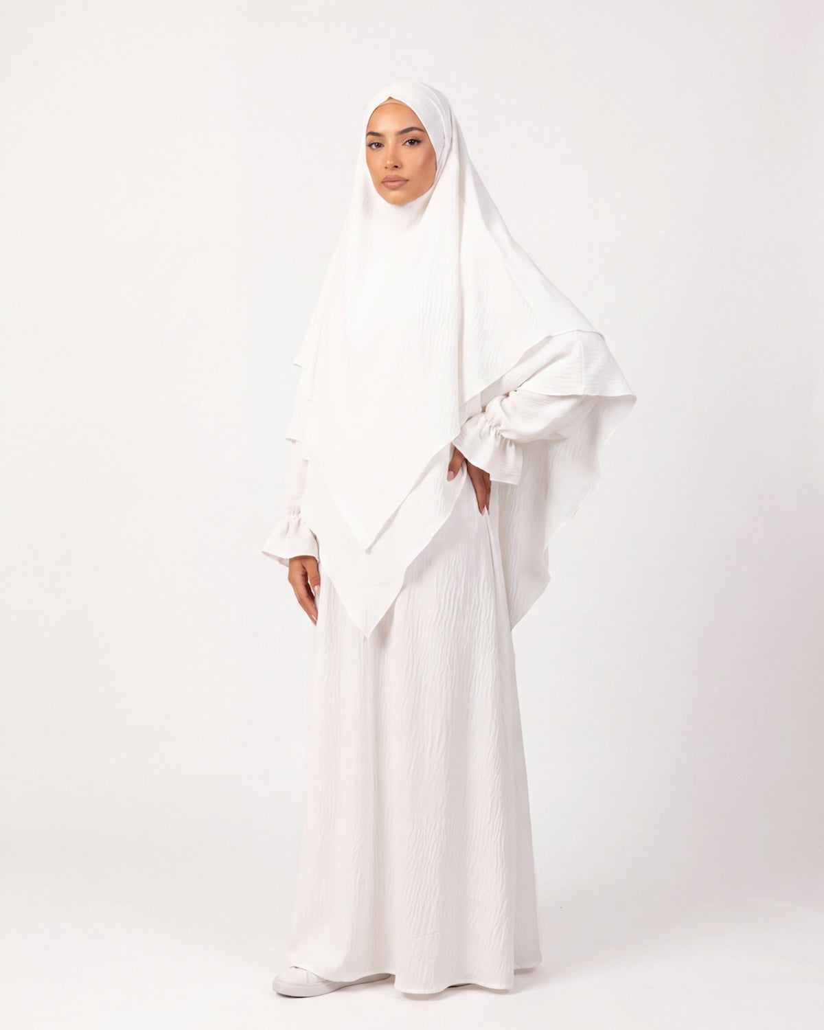 Safiya Khimar Abaya in Weiß – fließende Abaya mit langem Khimar