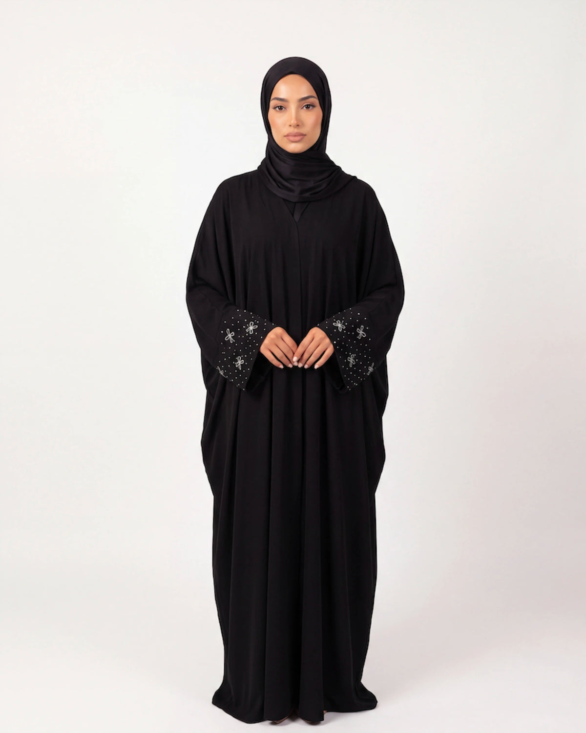 Soraya Beaded Abaya in Schwarz – weite Abaya mit funkelnden Details an den Ärmeln