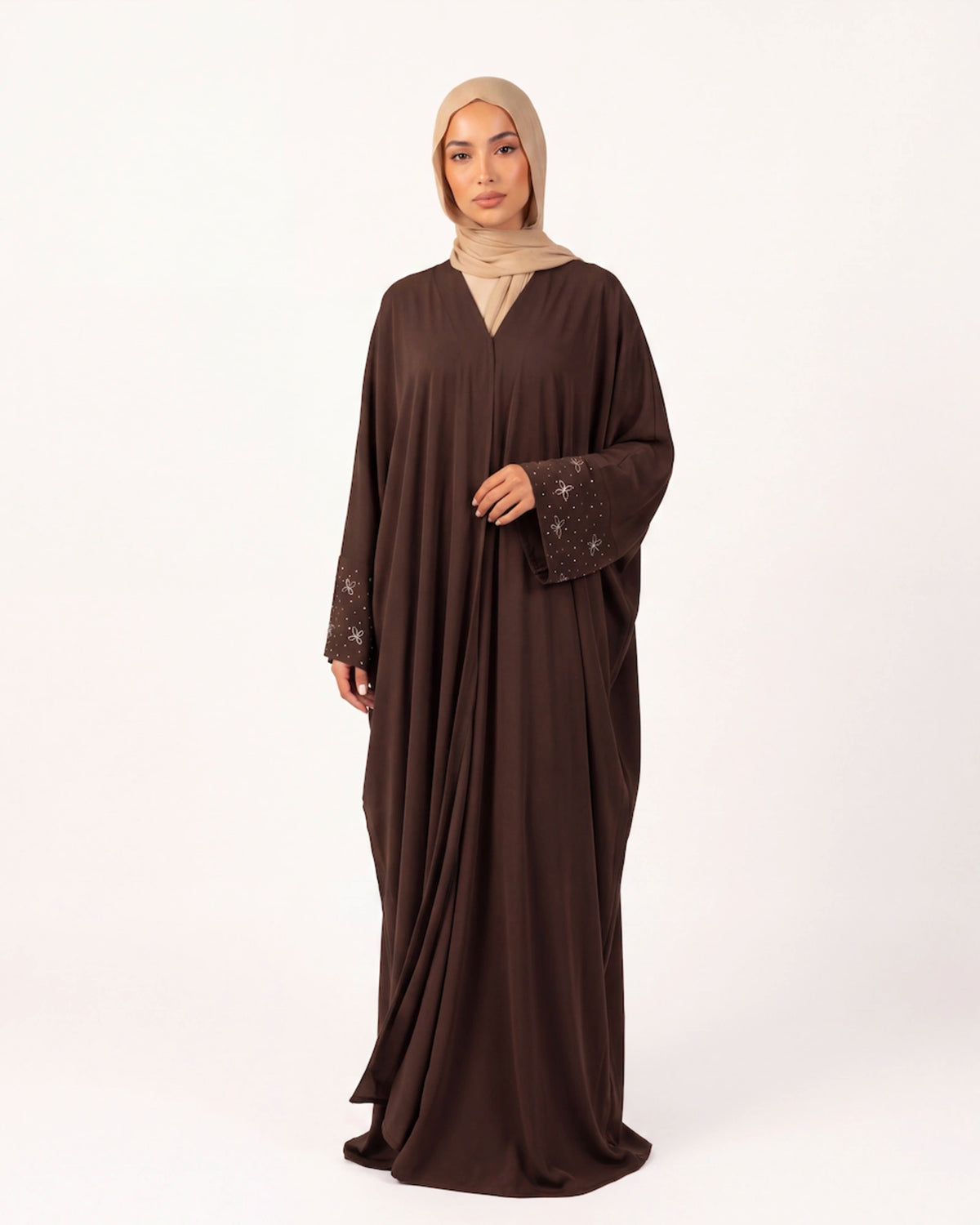 Soraya Beaded Abaya in Braun – fließende Abaya mit verzierten Ärmelabschlüssen